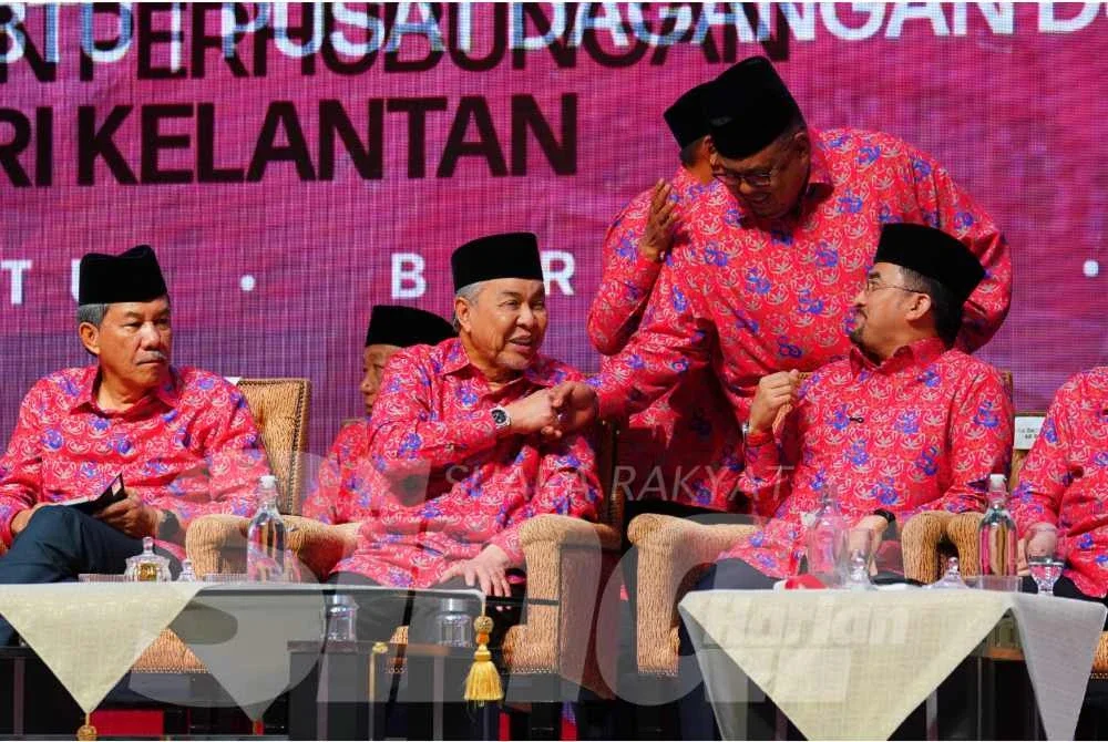Ab Rauf berjabat tangan dengan Presiden UMNO, Datuk Seri Dr Ahmad Zahid Hamidi pada Konvensyen 80 Tahun UMNO di Dewan Merdeka, WTCKL pada Sabtu. Foto Sinar Harian - MOHD HALIM ABDUL WAHID