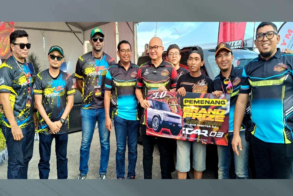 Exco Komunikasi dan Multimedia, Belia, Sukan dan Badan Bukan Kerajaan Pahang, Fadzli Mohamad Kamal (lima kiri) bersama penganjur meraikan Khairil Azizi (tiga kanan) selepas diumumkan pemenang hadiah utama cabutan bertuah RXZ Fighters 3.0 pada Sabtu.