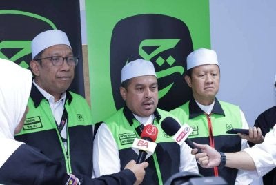 Ketua Rombongan Haji Malaysia, Mohd Hisham Harun (tengah) menyampaikan perkembangan terkini kes kematian jemaah di Tanah Suci.