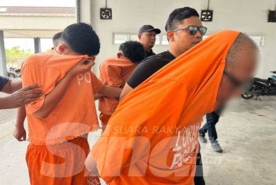 Dua remaja dan warga emas lelaki tiba di mahkamah.
- Foto Adila Sharini Wahid