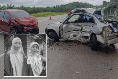 Nahas dua kenderaan di Kilometer 71 Jalan Johor Bahru-Mersing petang Jumaat. - Foto IPD Kota Tinggi. Gambar kecil: Nur Insyirah Syakirah (kiri) bersama ibunya Rubita 