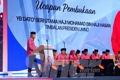 Timbalan Presiden UMNO, Datuk Seri Mohamad Hasan berucap sebelum merasmikan Konvensyen Sempena Sambutan Ulang Tahun UMNO ke-80 di Dewan Merdeka, Pusat Dagangan Dunia Kuala Lumpur (WTCKL) pada Sabtu. Foto Mohd Halim Abdul Wahid