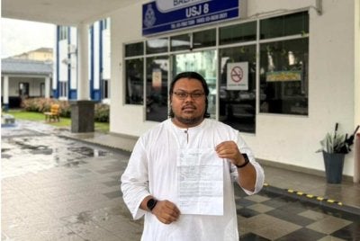 Izzat Zabir menunjukkan laporan Polis yang telah dibuat sebagai wakil Persatuan Nadi Kesejahteraan Pemikir (PNKP) di Balai Polis USJ.