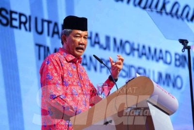  Timbalan Presiden UMNO, Datuk Seri Mohamad Hasan berucap sebelum merasmikan Konvensyen Sempena Sambutan Ulang Tahun UMNO ke-80 di Dewan Merdeka, Pusat Dagangan Dunia Kuala Lumpur (WTCKL) pada Sabtu. FOTO: MOHD HALIM ABDUL WAHID