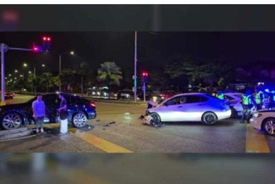 Tangkap layar video tular memaparkan insiden polis mengejar kereta dinaiki suspek.