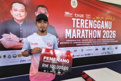 Muhamad Asyraf memenangi hadiah cabutan bertuah wang tunai bernilai RM100,000 sempena Terengganu Marathon 2026 yang diadakan di Kompleks Sukan Negeri Terengganu, Gong Badak di Kuala Nerus pada Sabtu.
