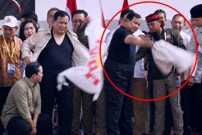Aksi bersahaja Prabowo mencuri tumpuan ramai ketika beliau meraikan golongan buruh yang berhimpun di Monas pada Jumaat. Foto Agensi