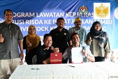 Manndzri (tengah) menyaksikan pemeteraian memorandum persefahaman antara RISDA Livestock dan DAEM pada Khamis.