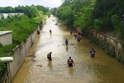 Anggota penyelamat sedang melakukan pencarian secara terperinci. 