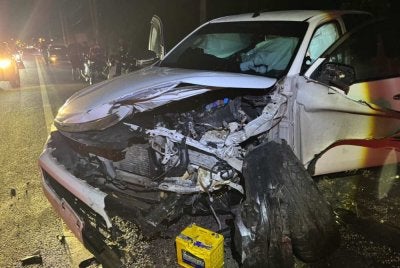Keadaan kenderaan yang terlibat dalam kemalangan di Kilometer 29.4 Jalan Ipoh-Kuala Lumpur dekat Kampar pada Jumaat yang mengorbankan seorang kanak-kanak berusia 10 tahun. Foto IPD Kampar