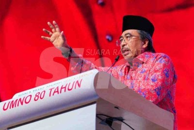 Johari ketika berucap sdalam Konvensyen 80 Tahun UMNO di WTCKL pada Sabtu. FOTO: Mohd Halim Abdul Wahid