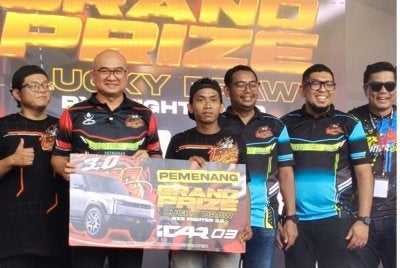 Pembelian tujuh baju -T sempena acara RXZ Fighters 3.0 bernilai hampir RM600 membawa tuah buat pekerja landskap di sini apabila salah satu kupon pembelian 'naik' untuk hadiah utama cabutan bertuah acara itu pada Sabtu.