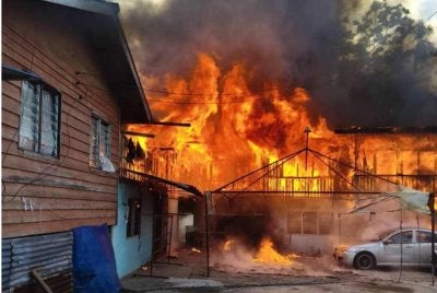 Api marak membakar salah sebuah rumah yang terlibat dalam insiden di Keningau pada Sabtu.