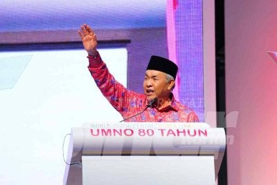 Presiden UMNO, Datuk Seri Dr Ahmad Zahid Hamidi menyampaikan ucapan penggulungan Konvensyen Sempena Sambutan Ulang Tahun UMNO ke-80 di Dewan Merdeka, Pusat Dagangan Dunia Kuala Lumpur (WTCKL) pada Sabtu. FOTO: SINAR HARIAN / MOHD HALIM ABDUL WAHID