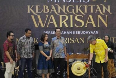 Shaharuddin memukul gong sebagai simbolik pada Majlis Perasmian Hari Kebangkitan Warisan Pusaka Nusantara di Sunsuria Forum Mall Setia Alam di Shah Alam pada Jumaat.