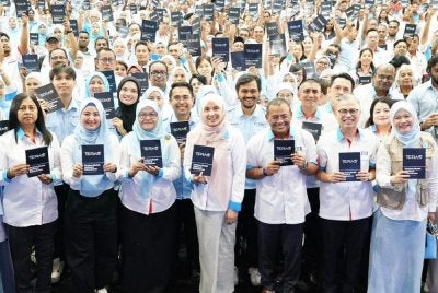 Nurul Izzah (depan, tengah) selepas melancarkan TERAS di Dewan Komuniti Bandar Utama 11, Petaling Jaya pada Sabtu.
