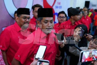 Khairy Jamaluddin bercakap kepada pemberita selepas Konvensyen 80 Tahun UMNO di WTCKL pada Sabtu. FOTO: Mohd halim Abdul Wahid