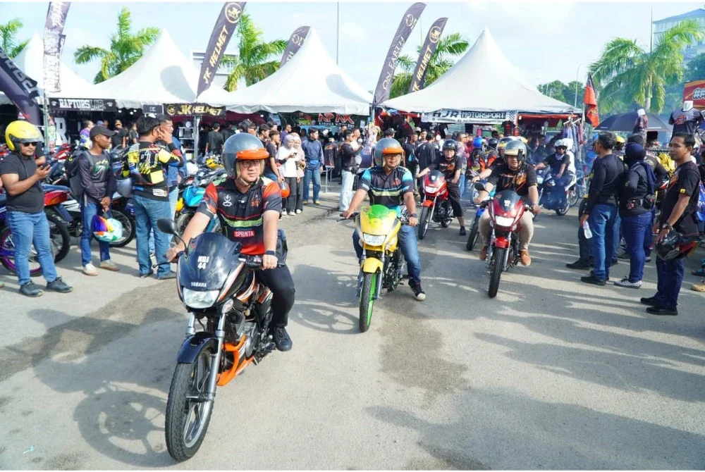 Fadzli (depan) bersama Khaizulnizam menyertai konvoi bermotosikal ke tapak acara perasmian RXZ Fighter 3.0 di Serambi Teruntum di sini pada Sabtu. Foto FB Fadzli Kamal
