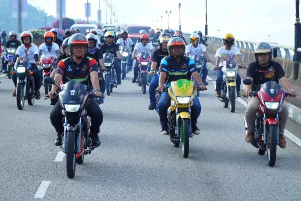 Fadzli (depan) bersama Khaizulnizam menyertai konvoi bermotosikal ke tapak acara perasmian RXZ Fighter 3.0 di Serambi Teruntum di sini pada Sabtu. Foto FB Fadzli Kamal