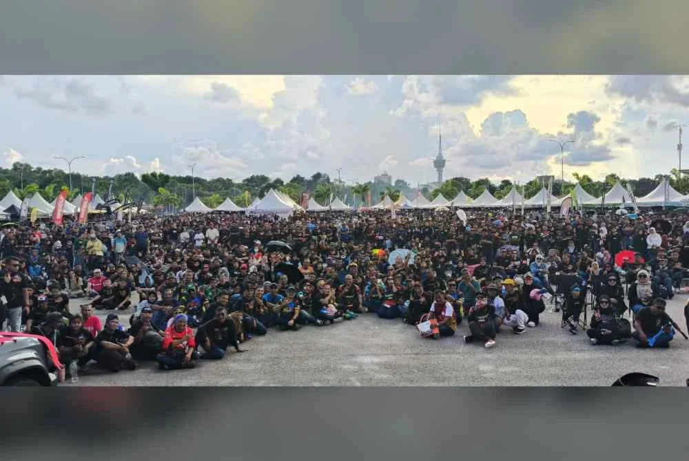 Fadzli bersama ribuan pengunjung yang hadir pada acara RXZ Fighter 3.0 di Serambi Teruntum di sini pada Sabtu.