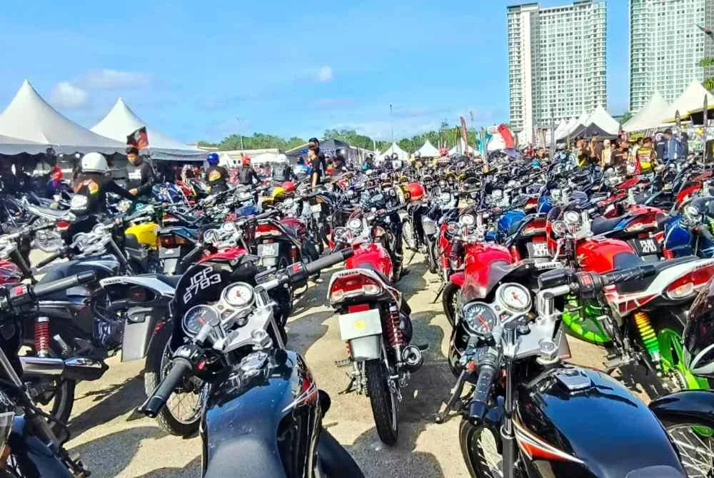 Ribuan jentera Yamaha RXZ menghiasi tapak acara RXZ Fighter 3.0 di Serambi Teruntum di sini pada Sabtu.