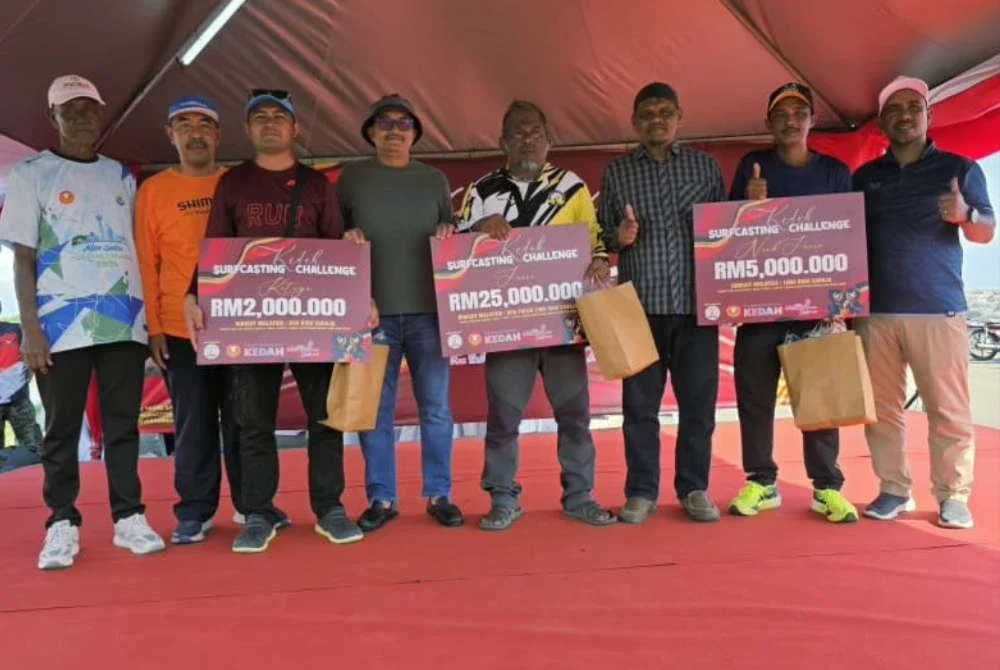 Mohd Salleh (empat dari kiri) bergambar bersama pemenang Kedah Surfcasting Challenge pada Sabtu.