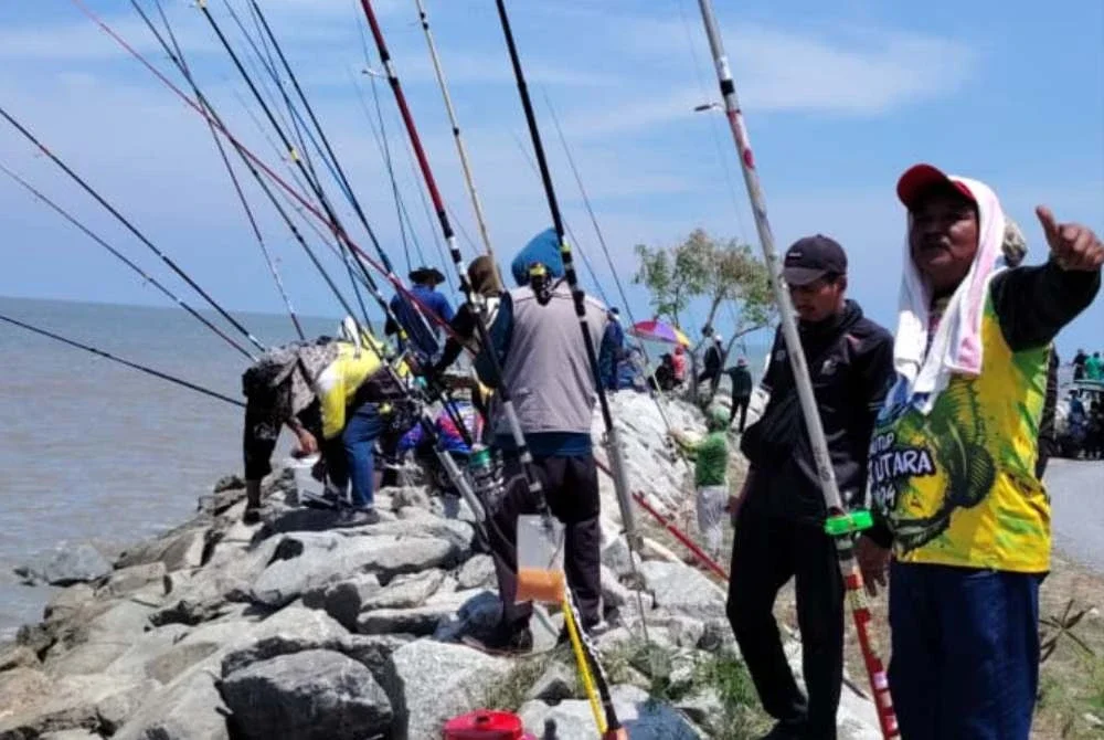 Sebahagian peserta Kedah Surfcasting Challenge di Pantai Padang Garam pada Sabtu.