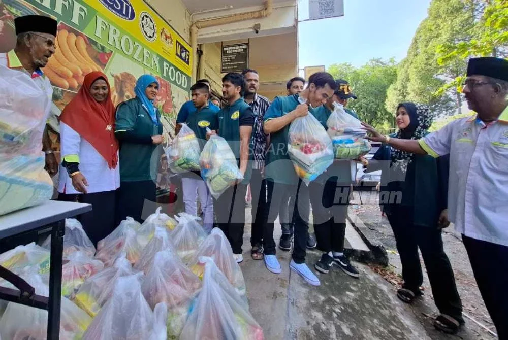 Bantuan yang disalurkan merangkumi tiga bungkusan mengandungi barangan runcit, makanan sejuk beku dan sayur-sayuran dengan anggaran sekitar RM150.