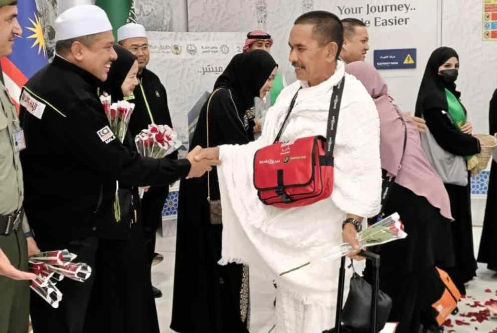Ketua Rombongan Haji Malaysia, Mohd Hisham Harun menyambut ketibaan jemaah haji Malaysia kumpulan KT48. Foto Tabung Haji 