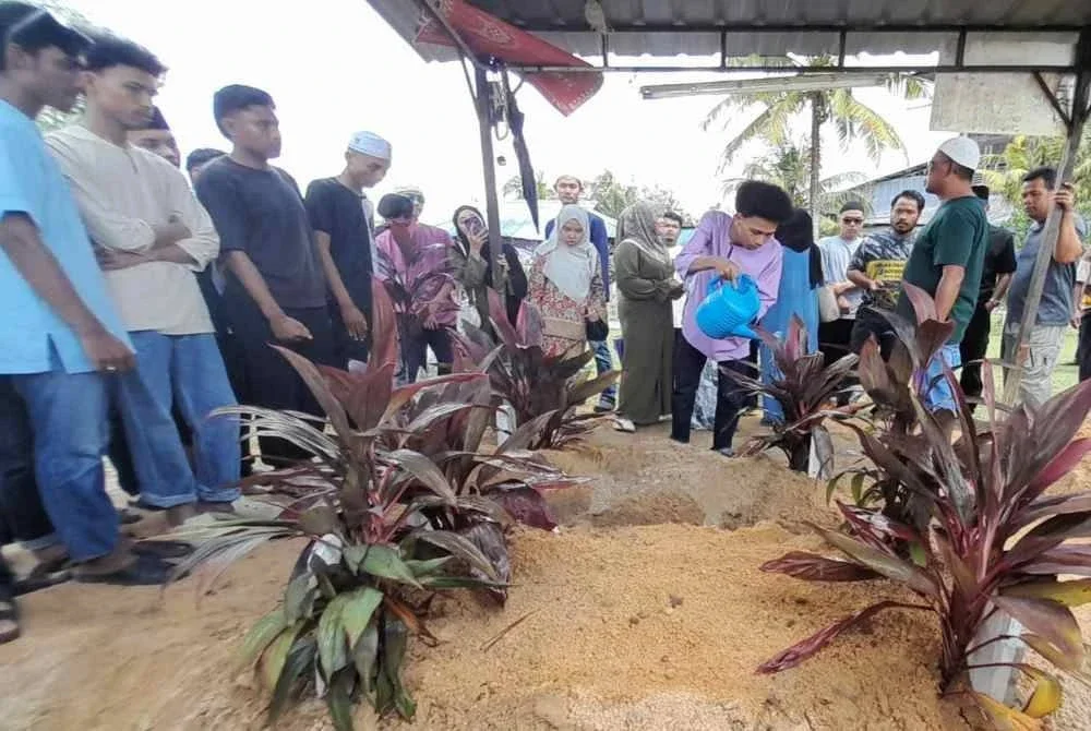 Jenazah Kamilin dikebumikan sebelah kubur isteri dan anaknya di Tanah Perkuburan Islam Dagang, Kampung Makam.