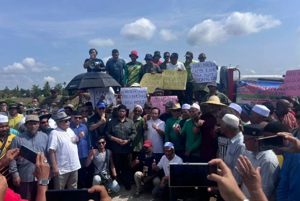 Pesawah berhimpun di Kampung Alor Setoi di Alor Setar bagi menyatakan keluhan mereka tentang masalah yang dihadapi pada Ahad.