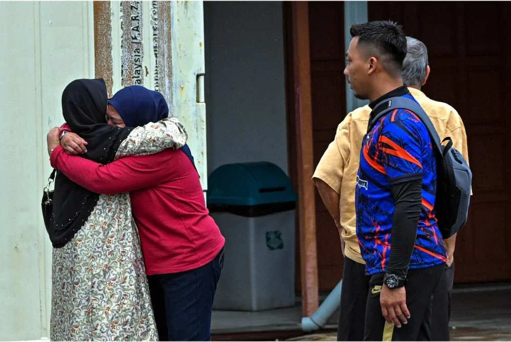 Antara ahli keluarga tiba di Hospital Kajang bagi proses bedah siasat selepas mayat kanak-kanak perempuan yang terjatuh dan dihanyutkan arus deras di Bandar Mahkota Cheras pada Jumaat lepas ditemukan lemas di Sungai Langat berhampiran Jalan Reko, hari ini. Foto Bernama