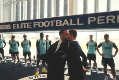 Rakaman pemain Brighton sedang menerima tunjuk ajar daripada petarung MMA tersebar di media sosial. Foto Agensi