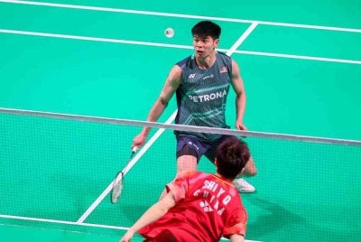 Perseorangan negara, Leong Jun Hao kalah kepada Shi Yu Qi dalam pertemuan suku akhir Piala Thomas menentang China pada Jumaat. - FOTO: Bernama
