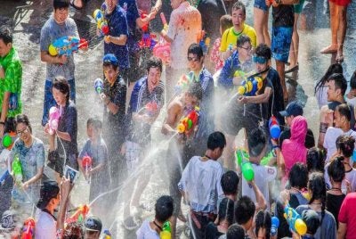 Pesta Songkran merupakan sambutan Tahun Baharu tradisional di negara Gajah Putih itu yang terkenal dengan aktiviti 'perang air' di jalanan pada pertengahan April setiap tahun.