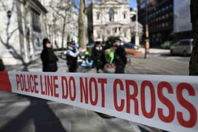 Poli menjalankan operasi pencarian suspek yang melepaskan tembakan di sekitar kawasan London. Foto Anadolu Agensi
