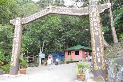 Seorang kanak-kanak perempuan 10 tahun ditemukan lemas, selepas dipercayai tergelincir ke dalam kolam buatan di Taman Eko Rimba Jeram Toi, Jelebu, semalam. Gambar hiasan 