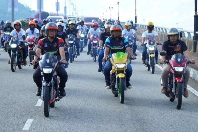 Fadzli (depan) bersama Khaizulnizam menyertai konvoi bermotosikal ke tapak acara perasmian RXZ Fighter 3.0 di Serambi Teruntum di sini pada Sabtu. Foto FB Fadzli Kamal