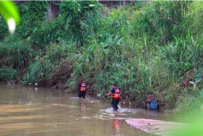 Operasi mencari dan menyelamat (SAR) seorang kanak-kanak perempuan berusia sembilan tahun yang dikhuatiri lemas selepas dihanyutkan arus deras di Bandar Mahkota Cheras semalam, diteruskan. Foto Bernama