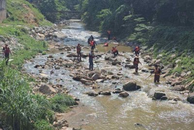 Usaha mencari dan menyelamat mangsa oleh pasukan bomba masuk hari ketiga pada Ahad.