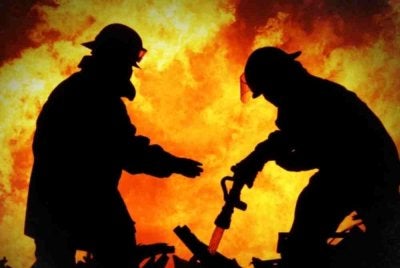 Sebanyak lima buah kenderaan yang diletak di kawasan parkir sebuah flat di Jalan Perak, terbakar dalam satu kebakaran, awal pagi Ahad. Gambar hiasan Bernama