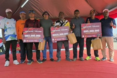 Mohd Salleh (empat dari kiri) bergambar bersama pemenang Kedah Surfcasting Challenge pada Sabtu.