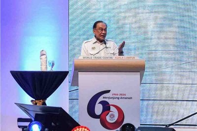 Anwar menyampaikan ucapan pada Majlis Sambutan 60 Tahun Majlis Amanah Rakyat (MARA) di Dewan Merdeka, Pusat Dagangan Dunia Kuala Lumpur, pada Ahad.