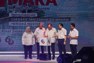 Anwar (tengah) menyempurnakan gimik perasmian Majlis Sambutan 60 Tahun Majlis Amanah Rakyat (MARA) di Dewan Merdeka, Pusat Dagangan Dunia Kuala Lumpur, pada Ahad. Turut hadir Timbalan Perdana Menteri merangkap Menteri Kemajuan Desa dan Wilayah, Datuk Seri Dr Ahmad Zahid Hamidi (dua dari kiri); Timbalan Menteri Kemajuan Desa dan Wilayah, Datuk Rubiah Wang (kiri); Pengerusi MARA, Datuk Dr Asyraf Wajdi Dusuki (dua dari kanan) dan Ketua Pengarah MARA, Datuk Zulfikri Osman (kanan). Foto Bernama
