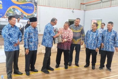 Abu Bakar (empat dari kanan) menerima cenderahati selepas merasmikan Wacana Nat Antarabangsa ANGKASA Perlis 2026: Cabaran dan Masa Depan di Kangar pada Ahad.