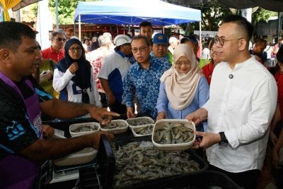 Steven (kanan) menghadiri Program JMKU di Dewan Terbuka Taman Tanjung Aman di Butterworth pada Ahad. Foto: Bernama 