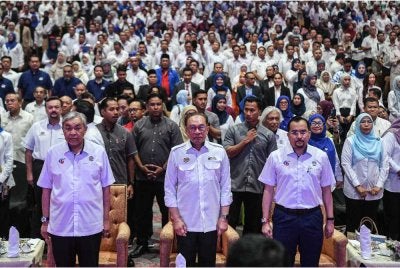Datuk Dr Asyraf Wajdi Dusuki (depan, kanan) ketika Majlis Sambutan 60 Tahun MARA di Pusat Dagangan Dunia Kuala Lumpur pada Ahad. Foto Bernama 