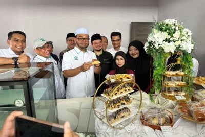 Zulkifli (tengah) menunjukkan produk pastri yang dihasilkan oleh peserta dari PROKA.
FOTO: ADILA SHARINNI WAHID