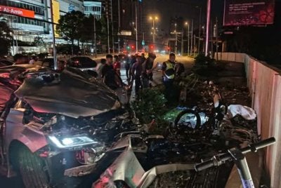 Pasangan suami isteri maut selepas motosikal dinaiki mereka dirempuh sebuah kereta dipercayai dipandu dalam keadaan mabuk dalam kejadian di Jalan Ampang. Foto tular.