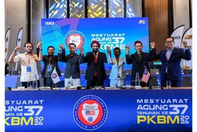Presiden PKBM, Datuk Amarjit Singh Gill (tengah) bergambar bersama perwakilan pada Mesyuarat Agung Tahunan ke-37 Persekutuan Kebangsaan Berbasikal Malaysia (PKBM) di sini, hari ini. Foto Bernama 